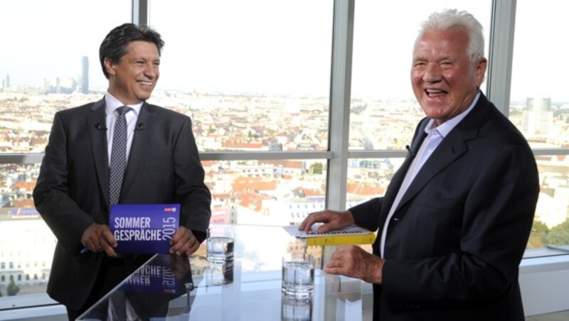 Frank Stronach und ORF-Moderator Hans Bürger vor Beginn des Gesprächs (Bild: APA/HERBERT PFARRHOFER)