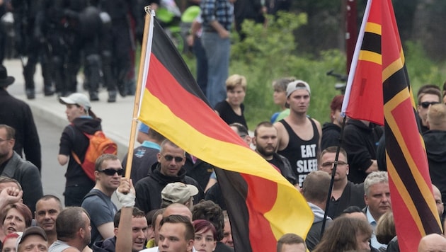 Als Widerstandssymbol gegen die Nazis entworfen, ist die Fahne heute bei rechten Demos beliebt. (Bild: AP)