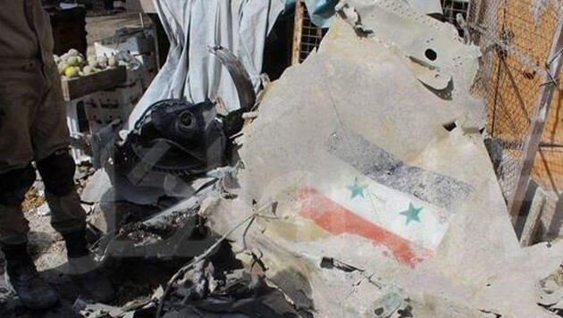 Aufnahmen vom Absturzort eines syrischen Kampfjets in der Stadt Ariha (Bild: Twitter.com)