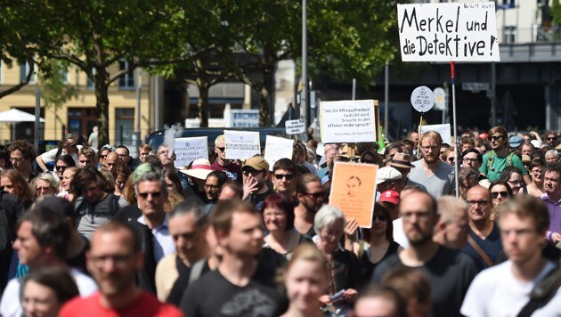 Rund 1.300 Menschen gingen in Berlin wegen der Ermittlungen gegen Netzpolitik.org auf die Straße. (Bild: AP)