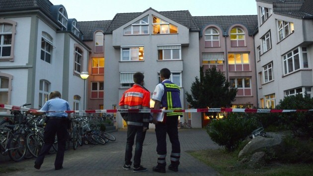 Polizeisperre vor dem Flüchtlingsheim in Bonn (Bild: APA/EPA/CAROLINE SEIDEL)