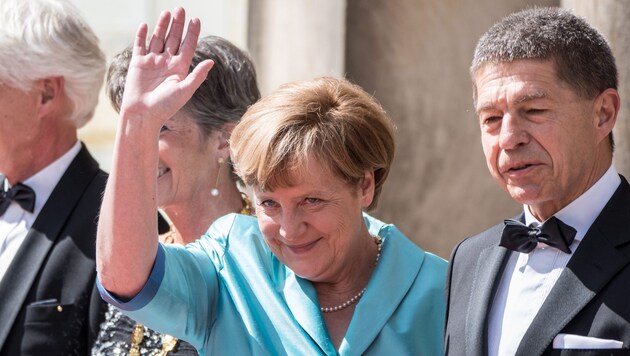 Die deutsche Kanzlerin Angela Merkel und ihr Ehemann Joachim Sauer (Bild: APA/EPA/NICOLAS ARMER)