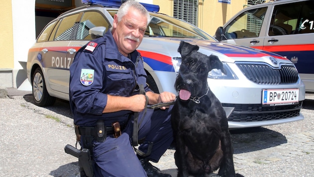 Gruppeninspektor Karl Müller und Diensthund "Nicco" (Bild: Uta Rojsek-Wiedergut)