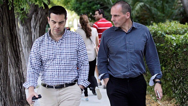 Ministerpräsident Alexis Tsipras (links) verteidigt seinen Parteifreund Yanis Varoufakis. (Bild: APA/EPA/ORESTIS PANAGIOTOU)