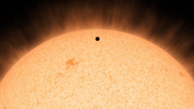 Künstlerische Illustration: Der Exoplanet HD 219134b beim Transit vor seinem Stern (Bild: NASA/JPL-Caltech)