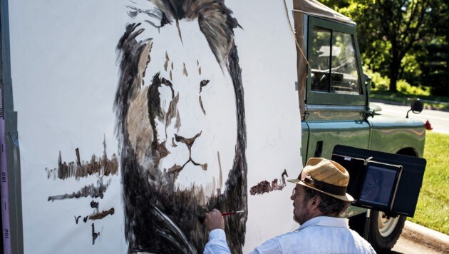 Ein Künstler malt den getöteten Löwen. (Bild: AP)