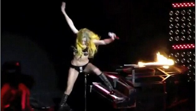 Auch Lady Gaga legte schon einen Sturz auf der Bühne hin. Sie fiel bei einer Show vom Piano. (Bild: SUPPLIED BY XPOSUREPHOTOS.COM)