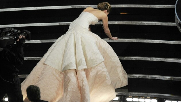 Jennifer Lawrence ist die Königin des Niederfallens. Hier bei den Oscars 2013 ... (Bild: Chris Pizzello/Invision/AP)