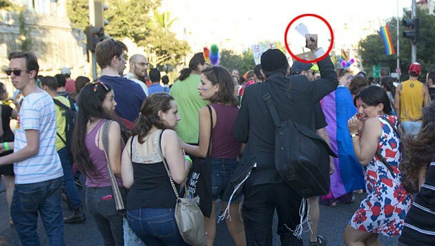 Ein ultraorthodoxer Jude attackiert Teilnehmer einer Schwulenparade... (Bild: AP)