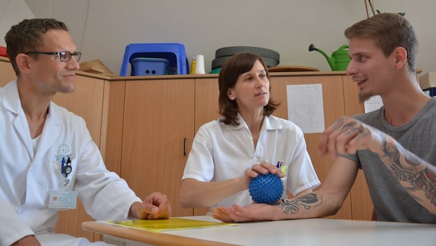 Mario M. (rechts) mit Dr. Philipp Mayr und Ergotherapeutin Monika Kastner (Bild: Krankenhaus der Barmherzigen Schwestern Linz)