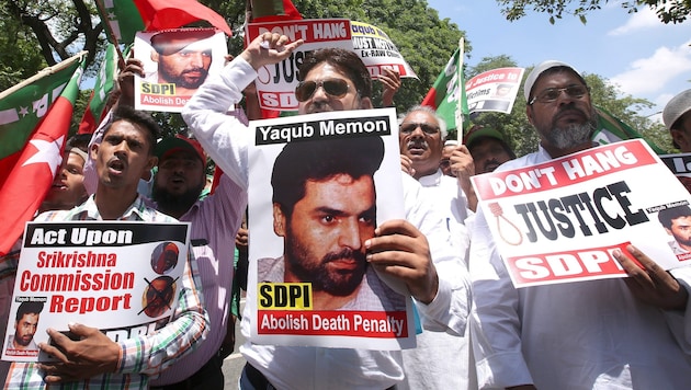 Indische Aktivisten protestieren gegen das Todesurteil für Yakub Memon. (Bild: APA/EPA/RAJAT GUPTA)
