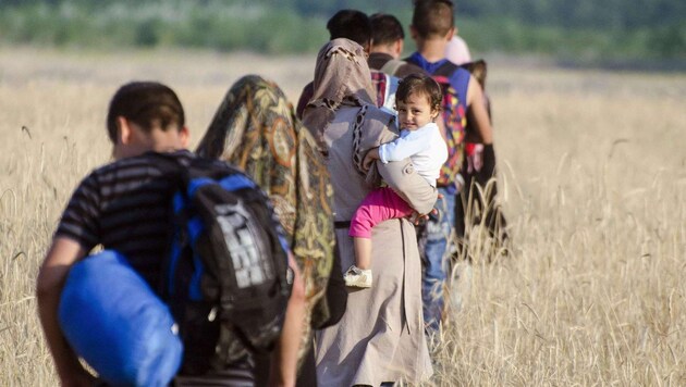 Eine Gruppe mit 60 Flüchtlingen versuchte von Serbien aus auf ungarisches Staatsgebiet vorzudringen (Symbolbild). (Bild: AFP)