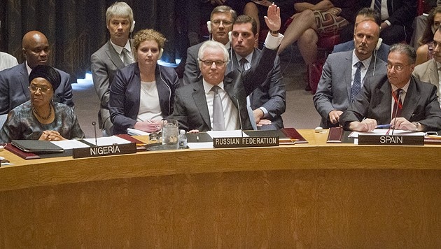 Russlands UNO-Botschafter Tschurkin hebt die Hand zum Veto. (Bild: AP)