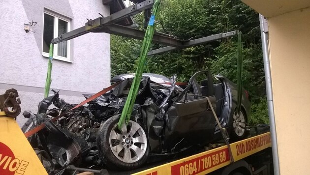 Der BMW wurde durch den Aufprall komplett zerstört. (Bild: KK)