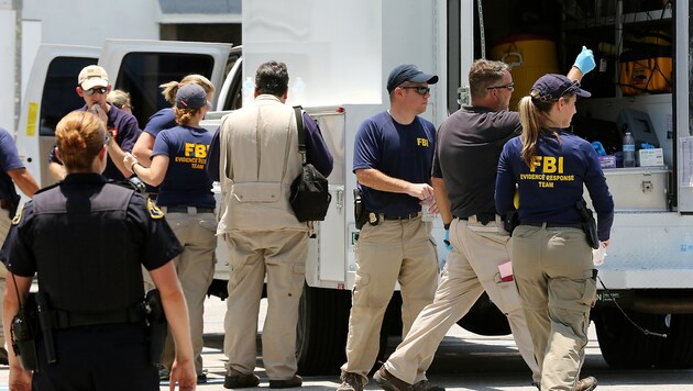 FBI-Ermittler und Polizei in Key West (Bild: AP)