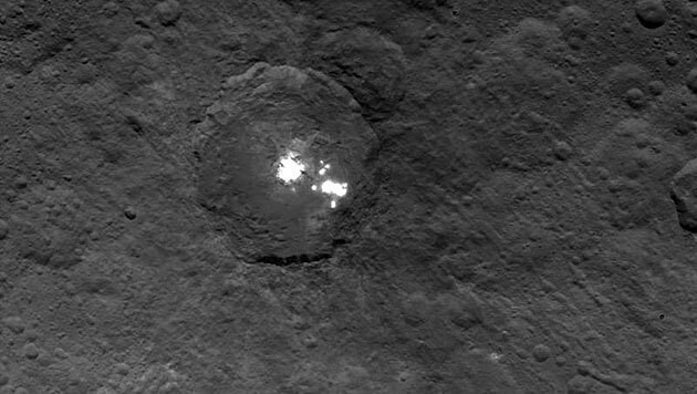 Die hellen Flecken (Spot 5) im Ceres-Krater Occato (Bild: NASA/JPL-Caltech/UCLA/MPS/DLR/IDA)