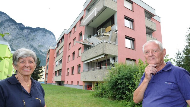 Inge und Herbert Lipowec machten sich gestern Früh noch einmal ein Bild vom eingestürzten Balkon. (Bild: SPIESS FOTO)