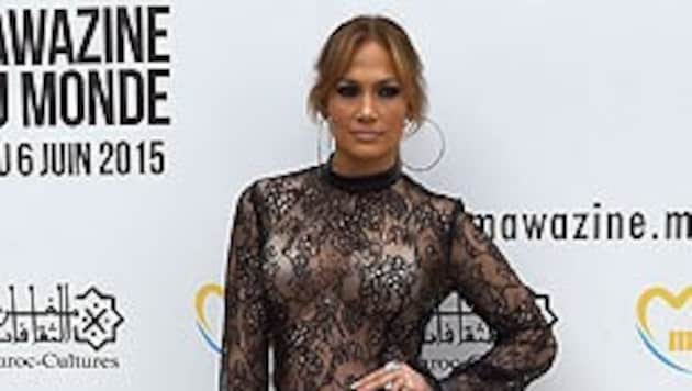 Gekonnt sexy kombiniert Jennifer Lopez die schwarze Spitzenbluse zur rosafarbenen Culotte-Hose. (Bild: AFP)