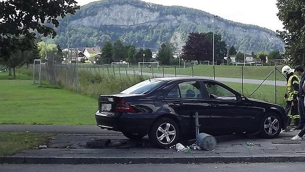 Die 18-Jährige kam unter dem Wagen zu liegen. Sie erlitt Verletzungen. (Bild: LPD Vorarlberg)