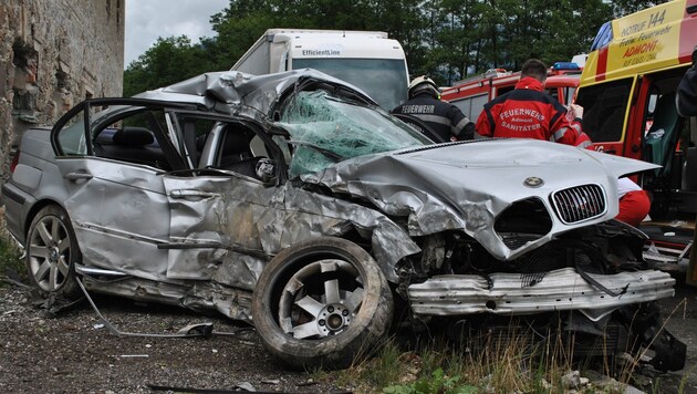 Der BMW wurde beim Unfall völlig zerstört, für die 20-Jährige gab es keine Rettung mehr. (Bild: FF Hall)