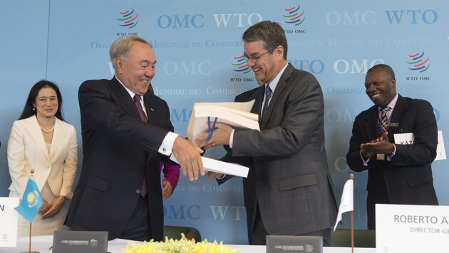 Kasachstans Präsident Nursultan Nasarbajew und Roberto Azevedo von der WTO (Bild: APA/EPA/SANDRO CAMPARDO)
