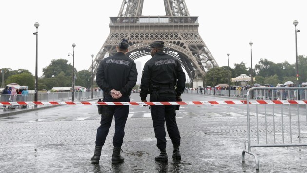 Polizeisperre in Paris vor der Zielankunft der Tour-de-France-Stars (Bild: APA/EPA/ETIENNE LAURENT)