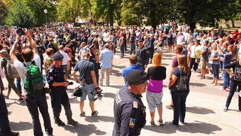 Etwa 500 Menschen sind zu der Demo, zu der die ÖH aufgerufen hatte, nach Traiskirchen gekommen. (Bild: Thomas Lenger)