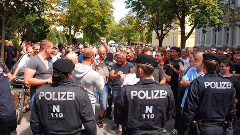 Etwa 500 Menschen sind zu der Demo, zu der die ÖH aufgerufen hatte, nach Traiskirchen gekommen. (Bild: Thomas Lenger)