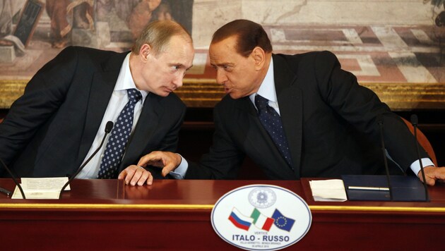 Die scherzhafte Bemerkung wird der Freundschaft zwischen Putin und Berlusconi sicher nicht schaden. (Bild: AP)