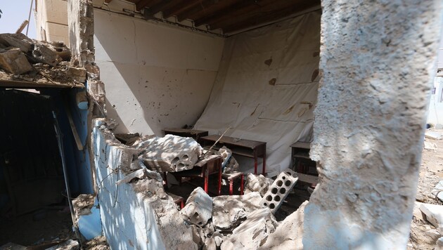 Eine bei dem Luftangriff von Bomben getroffene Schule (Bild: APA/EPA/Yahya Arhab)