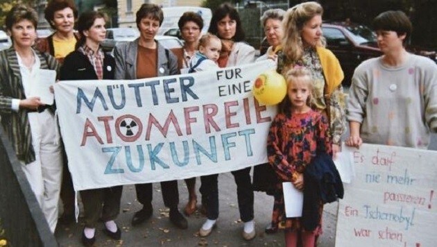 Demo von Müttern nach Tschernobyl vor der russischen Botschaft: Keine "strahlende" Zukunft! (Bild: Wolfgang Weber)