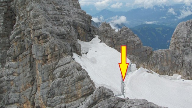 In diese Gletscherspalte stürzte die 27-Jährige sieben Meter ab (Bild: Alpinpolizei)