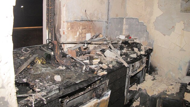 Das Feuer richtete in der Wohnung einen Schaden von rund 100.000 Euro an. (Bild: APA/STADT GRAZ FEUERWEHR)