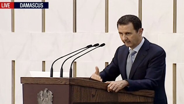 Präsident Bashar Assad während der Fernsehansprache (Bild: AP)