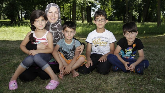 Die kleine Dunja mit ihrer Mama und den Geschwistern im Flüchtlingslager Feldkirchen/D. (Bild: Kronen Zeitung)