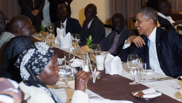 Obama speist mit Dutzenden Familienmitgliedern - darunter Halbschwester Auma und Stiefoma Sarah. (Bild: AFP)