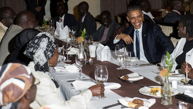 Obama speist mit Dutzenden Familienmitgliedern - darunter Halbschwester Auma und Stiefoma Sarah. (Bild: AFP)