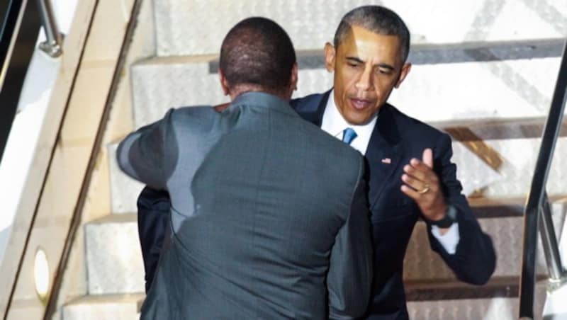 Kenias Staatschef Uhuru Kenyatta begrüßte Obama mit Handschlag und einer Umarmung. (Bild: APA/EPA/DANIEL IRUNGU)