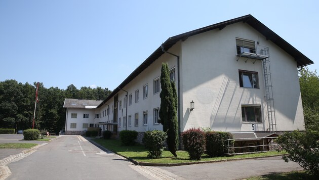 Wachablöse in Fehring - die Hadik-Kaserne wird zum Asyl-Verteilzentrum. (Bild: Sepp Pail)