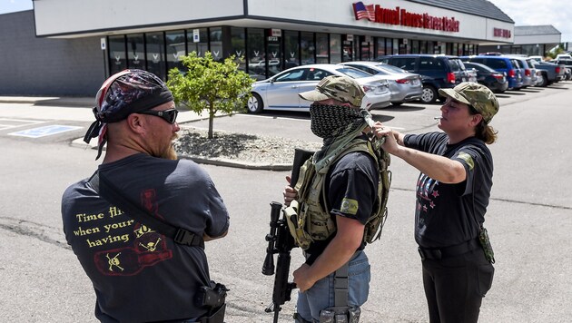 Schwer bewaffnet: Freiwillige, die vor einem Rekrutierungsbüro in Colorado Springs patrouillieren (Bild: AP)