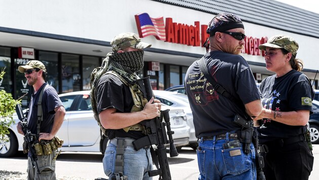 Schwer bewaffnet: Freiwillige, die vor einem Rekrutierungsbüro in Colorado Springs patrouillieren (Bild: AP)