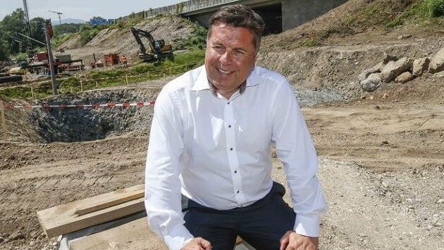 Mayr auf der Baustelle am Knoten Hagenau: Nach 15 Jahren vorerst Umsetzung als Viertelanschluss (Bild: Markus Tschepp)