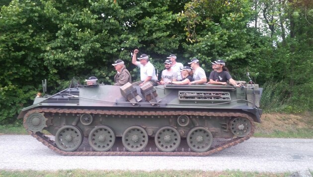 Der alte "Saurer" wurde von zwei ehemaligen Panzerfahrern sicher über die Straßen manövriert. (Bild: Alexander Schwab)