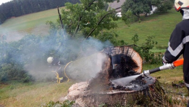 Kräfte der FF Eichberg bei einem Einsatz nach Unwettern im Bezirk Hartberg (Bild: APA/FF EICHBERG)