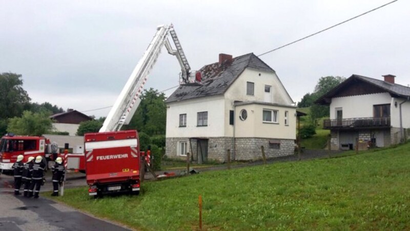 Kräfte der FF Berndorf bei einem Einsatz nach Unwettern im Bezirk Deutschlandsberg (Bild: APA/FF BERNDORF)