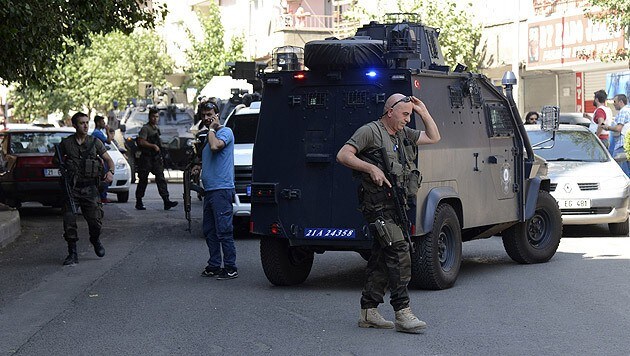 Der Tatort wurde von massiv bewaffneten Polizeikräften abgeriegelt. (Bild: AFP)