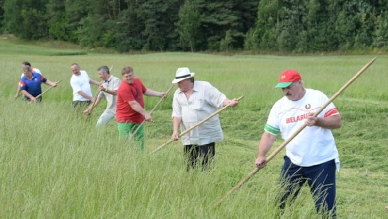 Danach geht es konzentriert an die Arbeit. (Bild: APA/EPA/ANDREI STASEVICH POOL)