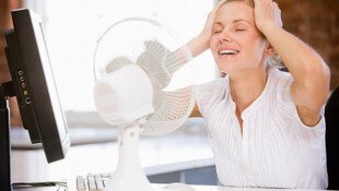 Ein Ventilator kann bei Hitze im Büro Abhilfe schaffen. (Bild: thinkstockphotos.de)