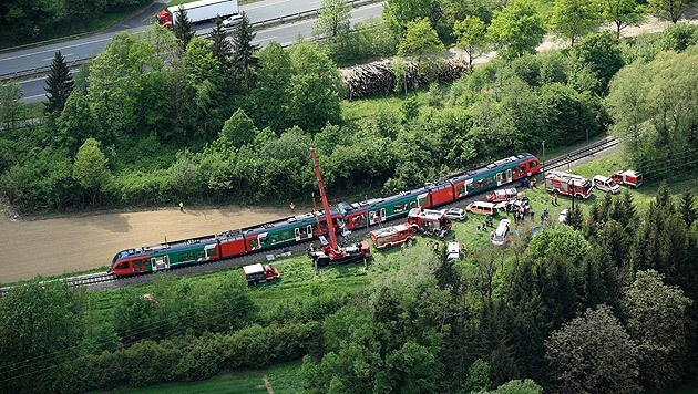 Die Unfallstelle in der Steiermark: Zwei Menschen kamen bei der Zugkollision ums Leben. (Bild: APA/JOSEF HAGER)