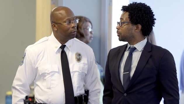 Andre Anderson (links) wird neuer Polizeichef von Ferguson. (Bild: AP)